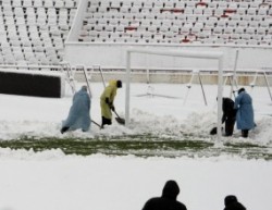 5 часа преди ЦСКА-Литекс е почистен теренът само пред едната врата
