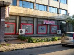 Управителят на ресторант “Вивал” бе уволнен заради скъсани плакати