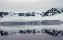Топят се трилиони тонове лед по полюсите, установи НАСА