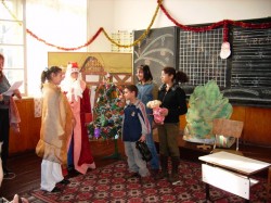 Учениците в Брусен посрещнаха дядо Коледа