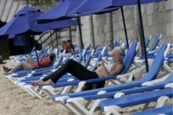Забраниха на австралийките плажуването без горнище