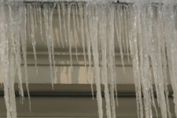 Отстраниха ледени висулки от мостове в София