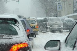 Снеговалежите затрудняват движението из цялата страна