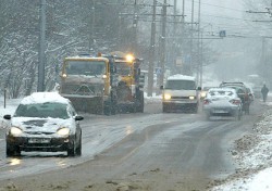 Над 1000 машини почистват снега в цялата страна