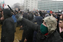 МВР установи младежа, подал сигнал за бомба на протестите