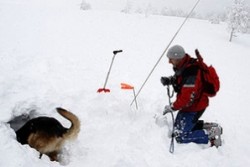 Има опасност от нова лавина над Банско, още търсят сноубордиста