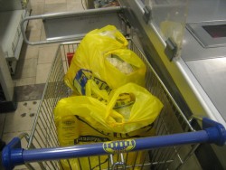 Персоналът на магазин “Европа” закупи хранителни продукти за три деца от социално слабо семейство