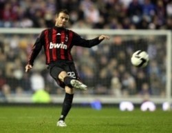 Бекъм се отказва от милионите на Галакси, за да остане в Милан