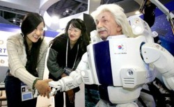 Робот-Айнщайн проявява човешка емоция