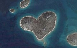Остров във формата на сърце стана хит за Св. Валентин