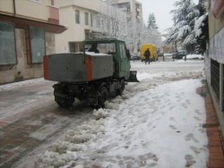 Две машини почистват снега в центъра на Ботевград