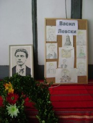 В Лопян почетоха Апостола