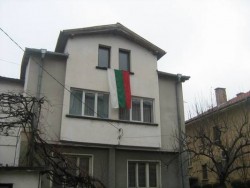 Националният флаг се вее пред десетки домове в Ботевград