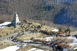 Симпатизанти на ВМРО провалиха честванията на връх Шипка