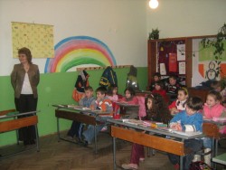 Петокласници подготвиха приятна изненада за учениците и учителите от ОУ “Васил Левски”