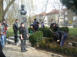 Ученици от ПГТМ “Христо Ботев” облагородиха мястото около паметника на своя патрон