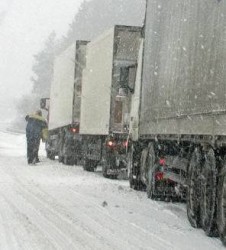 Силен сняг вали в района на Правец
