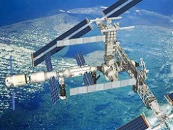"Дискавъри" коригира орбитата на МКС заради космически боклук