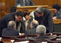 Депутати гласуваха за отнемане на част от заплатата при конфликт на интереси
