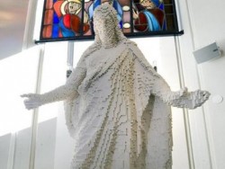 В Швеция направиха статуя на Исус от "Лего"