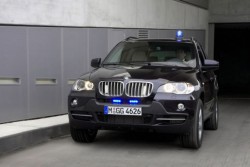 BMW представи брониран SUV