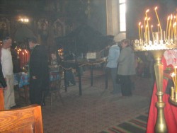 Десетки миряни се стичат към двата храма в Ботевград