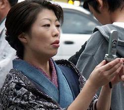 Японка пише SMS-и на мъртвия си съпруг