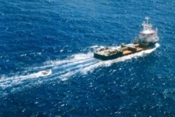 Продължават преговорите с пирати, отвлекли 16 български моряци