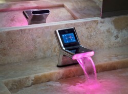 Чешма затопля водата и проверява мейли