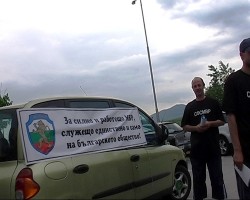 Полицаи раздават листовки на автомагистрала „Хeмус”