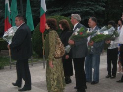 Десетки ботевградчани поднесоха цветя пред паметника на Христо Ботев
