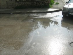 Вода извира под асфалта на ул. “Александър Стамболийски” 