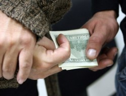 Държавен чиновник отказа 100 000 лева подкуп