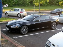 Aston Martin Rapide заснет на паркинг без камуфлаж