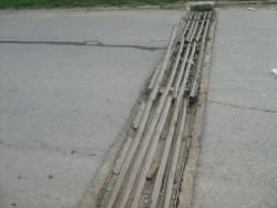 Стърчащи железа по пътя за Индустриалната зона могат да предизвикат ПТП