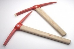 Забиха кирки в автомобил “Опел Корса”