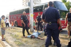 Пиян плаши с пистолет пътници в автобус, каскадьори го обезвреждат