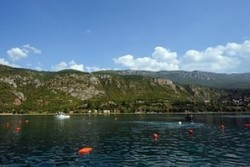 Поклонение пред тленните останки на загиналите в Охрид