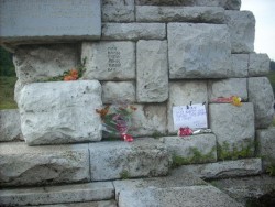 Цветя пред паметника-костница в Етрополе