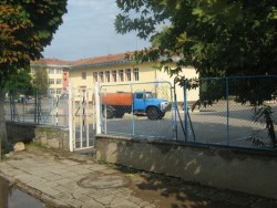 Чистят и мият дворовете на учебните заведения на територията на общината