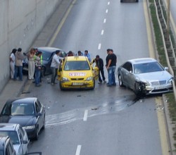 4 коли се сблъскаха в тунела на бул. "Иван Гешов" в София 