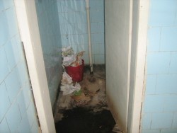 Родители сигнализираха, че строителни работници ползват тоалетните на ОУ “Васил Левски”