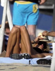 Виктория Силвестед мастурбира на плажа?