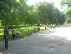 Живеещи на бул. “България” настояват да се полагат редовно грижи за чистотата в градския парк