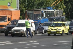 Скъсан проводник спря тролейбуси на Цариградско шосе, пострада моторист