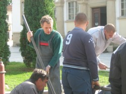 Скулпторът на новия паметник участва активно в изграждането му