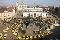 Таксиметрови шофьори плашат с протести в София