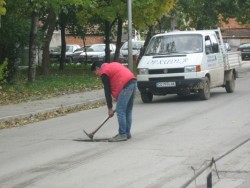 Улицата пред  полицията е затворена заради ремонт, а не заради бомбена заплаха