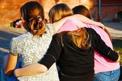 Забраниха прегръдките в австралийско училище