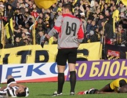 Жесток бой на Ботев - Локо (Пловдив), играчи на двата отбора се млатят като обезумели
